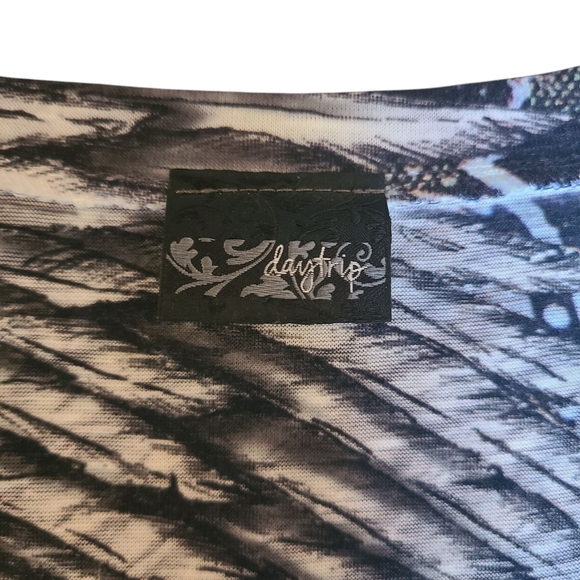 Daytrip By Buckle Women's Black and White Jewel Wing V-neck Fitted Graphic Top L - Picture 4 of 6